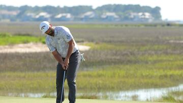 El golfista español Jon Rahm golpea una bola durante la tercera jornada del RBC Heritage en el Harbour Town Golf Links de Hilton Head Island, South Carolina.