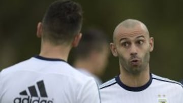 Argentina&#039;s midfielder Javier Mascherano (R) talks to defender Martin Demichelis during a training session in Ezeiza, Buenos Aires on March 21, 2016 ahead of a 2018 FIFA World Cup Russia South American qualifier football match against Chile to be hel