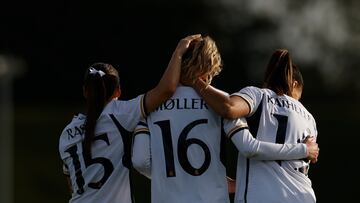 MADRID, 26/11/2023.- La delantera danesa del Real Madrid Caroline Møller (c) celebra su gol ante el Sporting de Huelva durante el partido de la Liga Profesional de fútbol femenino disputado ante el Sporting de Huelva, este domingo en el estadio Alfredo Di Stéfano. EFE/ Daniel González
