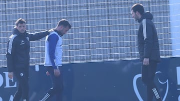 Arnaiz abandona el entrenamiento consolado por Alkiza.