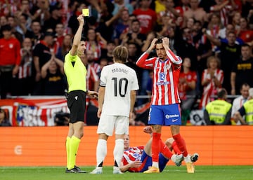 Luka Modric se lleva el cartón amarillo al minuto 40'.