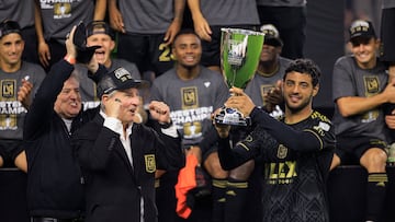 AME1460. LOS ÁNGELES (ESTADOS UNIDOS), 02/12/2023.- Carlos Vela #10 de Los Angeles Football Club levanta el trofeo después de ganar la final de la Conferencia Oeste de los Playoffs de la Copa MLS Audi 2023 contra el Houston Dynamo, hoy en el BMO Stadium de Los Ángeles, California (EE. UU). Los Angeles Football Club derrotó al Houston Dynamo 2-0 para ganar la final de la Conferencia Oeste. EFE/ Armando Arorizo
