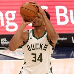 Los Bucks fichan a Tucker y Giannis vacila a los Sixers