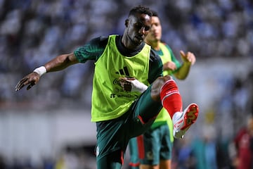 Julián Quiñones durante el calentamiento con la Selección Mexicana previo a los partidos ante Honduras en la Concacaf Nations League.