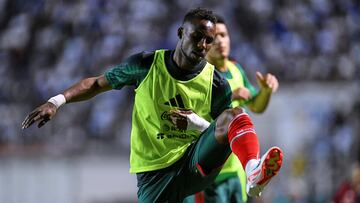 Julián Quiñones durante el calentamiento con la Selección Mexicana previo a los partidos ante Honduras en la Concacaf Nations League.