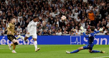 1-1. Gran pase desde el centro del campo de Vinicius al espacio para la carrera de Endrick, que define con una delicada vaselina superando a Álex Remiro.