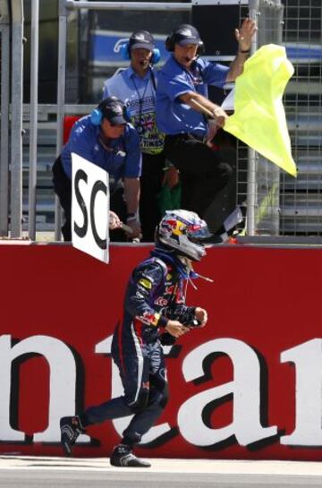 Sebastian Vettel decepcionado tras quedarse parado su coche a pocas vueltas para el final yendo primero en la carrera.