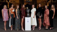 Anett Kontaveit, Garbi&ntilde;e Muguruza, Maria Sakkari, Aryna Sabalenka, Barbora Krejcikova, Karolina Pliskova, Iga Swiatek y Paula Badosa posan con el trofeo Billie Jean King tras el sorteo de los grupos de las Akron WTA Finals 2021 de Guadalajara.