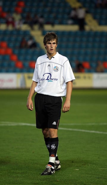 El defensa nacido en Vats jug車 la temporada 2007/08 en el Salamanca cedido por el Arsenal. En el club ingl谷s encaden車 varias cesiones pero nunca pudo asentarse en el conjunto gunner.