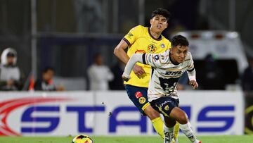 MEX3695. CIUDAD DE MÉXICO (MÉXICO), 22/02/2025.- Kevin Alvarez (i) de América disputa un balón con Angel Rico de Pumas este sábado, en un partido por la jornada 8 del torneo Clausura 2025 de la Liga MX entre Pumas y América, en el estadio Olímpico Universitario de Ciudad de México (México). EFE/ Sáshenka Gutiérrez