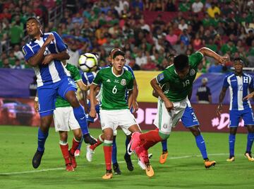 Mexico's Jesus Gallardo (R) defends against Ever Alvarado from Honduras (L) during their quarterfinal CONCACAF Gold Cup match on July 20, 2017 at the University of Phoenix Stadium in Glendale, Arizona. / AFP PHOTO / MARK RALSTON