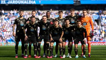 Los jugadores del Celta posan en formación durante los prolegómenos del partido disputado contra la Real Sociedad en San Sebastián.