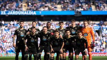 Los jugadores del Celta posan en formaci¨®n durante los proleg¨®menos del partido disputado contra la Real Sociedad en San Sebasti¨¢n.