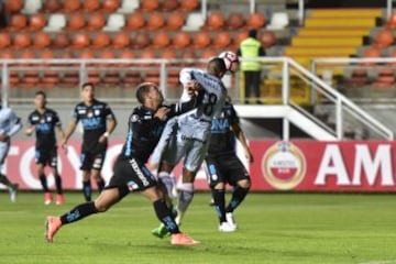 Futbol, Deportes Iquique vs Gremio,
Copa Libertadores 2017.
El jugador de Gremio Lucas Barrios, disputa  el balon contra Mauricio Zenteno de Deportes Iquique durante el partido de Copa Libertadores disputado en el estadio Zorros del desierto Calama, Chile.
03/05/2017
Pedro Tapia/Photosport******

Football, Deportes Iquique vs Gremio,
Copa Libertadores Championship 2017.
Gremio's player Lucas Barrios, battles the ball against Mauricio Zenteno of Deportes Iquique during the match of the  Copa Libertadores Championship at Zorros del desierto stadium Calama, Chile.

03/05/2017
Pedro Tapia/Photosport