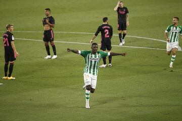 2-1. William Carvalho celebró el segundo gol.