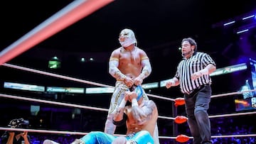 Momento en que Místico le rompe la máscara a Magnus en el centro del ring de la Arena México.