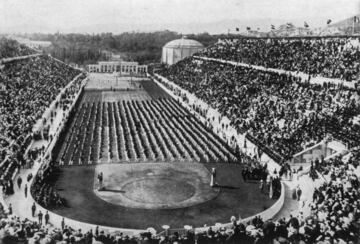 El evento polideportivo por excelencia son los Juegos Ol赤mpicos. Cada cuatro a?os el mundo se detiene para observar a los mejores deportistas del mundo frente a frente. Los JJ OO de la era moderna fueron creados en 1894 por el Bar車n Pierre de Coubertin, que decidi車 promover un acuerdo internacional a trav谷s de una competencia deportiva. Los primeros Juegos fueron en Atenas en 1896 (en la foto). Hubo 245 competidores en las disciplinas de atletismo, ciclismo, esgrima, gimnasia, halterofilia, lucha, nataci車n y tiro. En la historia la cita solo ha fallado en 1916, 1940 y 1944 debido a las Guerras Mundiales. En 2020, a causa de la pandemia, se pospusieron un a?o.