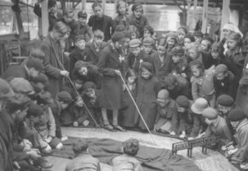 1936, los ni?os de la escuela Wood Lane escuhan atentamente a la maestra mientras les explica en qu¨¦ consiste la regata sobre una maqueta en el suelo.