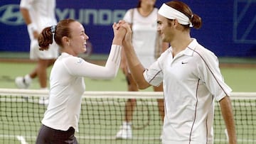 Martina Hingis y Roger Federer celebran un punto durante la Copa Hopman del 2000.