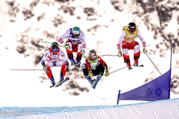 El francés François Place, el suizo Joos Berry, el austriaco Robert Winkler y el alemán Florian Wilmsmann luchan
por la posición tras un salto en la Copa del Mundo de Val Thorens (Francia) de skicross. Esta disciplina, en
la que compiten cuatro deportistas en un circuito, es espectacular por la velocidad y por los habituales choques.