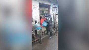 La reacción de una señora cuando un polícia le lleva las compras