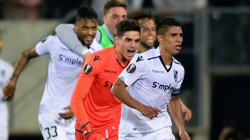 Vitoria Guimaraes' Peruvian midfielder Paolo Hurtado (R) celebrates with teammates after scoring a goal during the UEFA Europa League group I football match Vitoria SC vs Marseille at the D. Afonso Henriques stadium in Guimaraes on November 2, 2017.