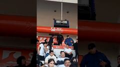 A Vidal le gritan “¡vente a Colo Colo!” y él responde con este gesto