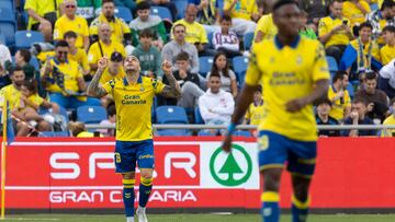 LAS PALMAS DE GRAN CANARIA, 07/12/2024.- Sandro Ramírez de la Unión Deportiva Las Palmas celebra su gol ante el Real Valladolid , durante el partido correspondiente a la jornada décimo sexta de LaLiga EA Sports que disputan este sábado Estadio de Gran Canaria. EFE/Quique Curbelo Kirian (i) y Juric (d)