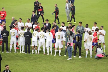 Los jugadores del Real Madrid saludan a los del Atlético de Madrid.
