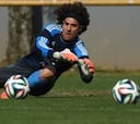 'Memo' Ochoa: "No hay que preocuparse sólo de Robben"