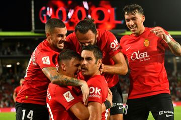 2-1. Abdón Prats celebra con sus compañeros el segundo gol que marca en le minuto 47 de partido.