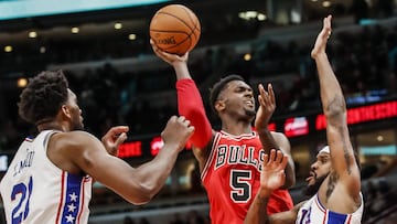 Bobby Portis, rodeado por Joel Embiid y Trevor Booker.