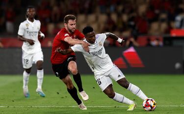 Vinicius conduce un balón frente a un contrario.