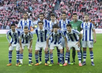 El once inicial de la Real Sociedad. De pie: Jonathas, Mikel González, Xabi Prieto, Diego Antonio, Rulli e Iñigo Martínez. Agachados: Carlos Vela, Illarramendi, Oyarzabal, Elustondo y Yuri. 
