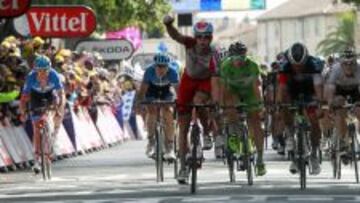 DESOLADO. Jack Bauer, a la izquierda, se lamenta despu&eacute;s de haber sido atrapado por el pelot&oacute;n a 25 metros de la llegada. Kristoff se impuso al sprint.
 