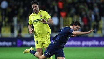 Istanbul (Turkey), 03/12/2022.- Ferdi Kadioglu (R) of Fenerbahce in action against Alfonso Pedraza (L) of Villarreal during the friendly soccer match between Fenerbahce SK and Villarreal CF in Istanbul, Turkey, 03 December 2022. (Futbol, Amistoso, Turquía, Estanbul) EFE/EPA/ERDEM SAHIN
