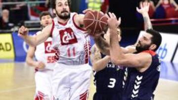 omás Bellas y Giannis Borousis luchan por un balón.