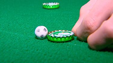 Los más jóvenes no lo vivieron, pero el mejor juego de fútbol de los 90 tenía chapas de botella y un garbanzo como balón