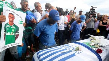 Familiares, amigos e hinchas asisten hoy, domingo 4 de diciembre de 2016, al entierro del goleador del equipo Chapecoense, Bruno Rangel, en la ciudad de Campos, interior del estado de R&iacute;o de Janeiro. Rangel es una de las v&iacute;ctimas del accidente del avi&oacute;n que transportaba a la plantilla del Chapecoense hacia Medell&iacute;n, Colombia. 