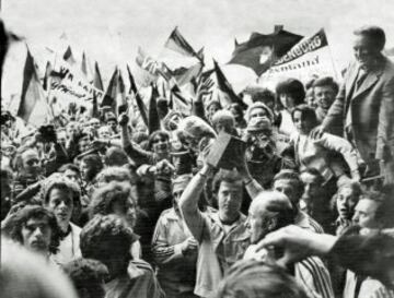 Alemania ganó la Eurocopa en una final en la que no tuvo rival en la URSS y en la que acabó imponiéndose por 3-0 en el estadio de Heysel, en Bruselas. En la imagen Beckenbauer levantando el trofeo.