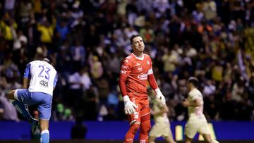 MEX6463. PUEBLA (MÉXICO), 12/10/2022.- Antony Silva de Puebla, reacciona hoy durante un juego por los Cuartos de Final del torneo Apertura 2022 de la Liga MX hoy, en el estadio Cuauhtémoc, en la ciudad de Puebla (México). EFE/ Hilda Ríos