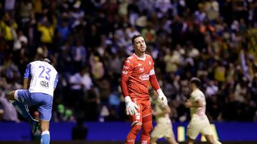 MEX6463. PUEBLA (MÉXICO), 12/10/2022.- Antony Silva de Puebla, reacciona hoy durante un juego por los Cuartos de Final del torneo Apertura 2022 de la Liga MX hoy, en el estadio Cuauhtémoc, en la ciudad de Puebla (México). EFE/ Hilda Ríos
