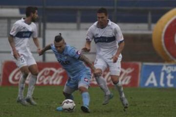 El jugador de Iquique empezó el torneo con un corte que fue bastante llamativo. Solo se dejó pelo en la parte superior, con una especie de moño. Singular por decirlo menos.