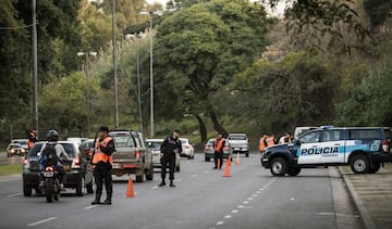 Puesto de control policial en la Avenida de Circunvalación en Rosario, Santa Fe, Argentina.