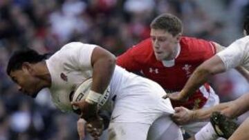 Gales remontó ante Inglaterra con polémica