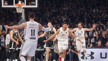Edy Tavares, y Sergi Llull detrás, celebran la canasta ganadora del pívot en el Belgrado Arena.