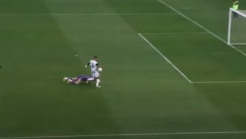 Momento del grave error del portero del Pontevedra que supuso el gol del Badajoz.