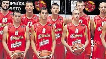 <b>FOTO OFICIAL. </b> La Selección española, con el esperado retorno de Pau Gasol, posó ayer en el Madrid Arena antes de partir a la concentración en tierras gaditanas.
