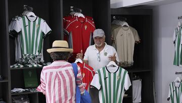 Dos turistas fotografían las camisetas del Córdoba