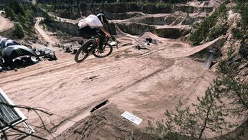 Oscar Härnström realizando el Drop en el Audi Nines 2020 de MTB que se está disputando en una cantera de la región alemana de Renania-Palatinado.